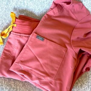 Peach xs figs set.  JOGGERS AND CATARINa top